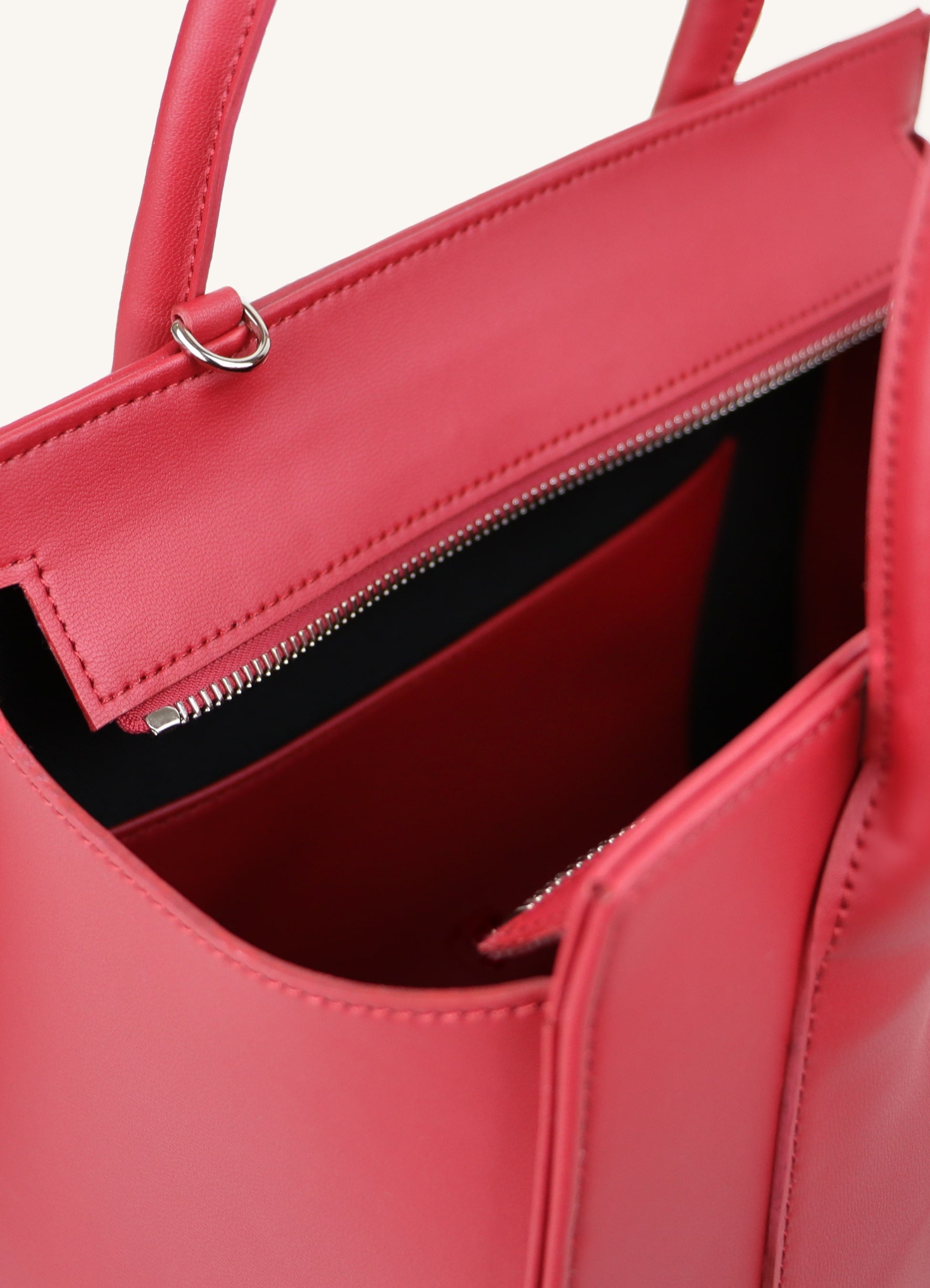 Intérieur du sac vegan rouge avec doublure en matière recyclée